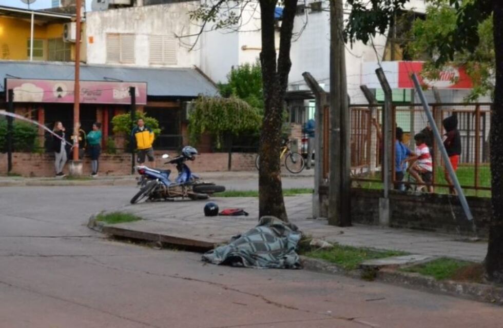 Murió un motochorro al chocar contra un árbol en plena huida