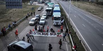 La cabecera de la autopista a Santa Fe fue uno de los lugares elegidos para la manifestación\u002E (@jime_sosaa)