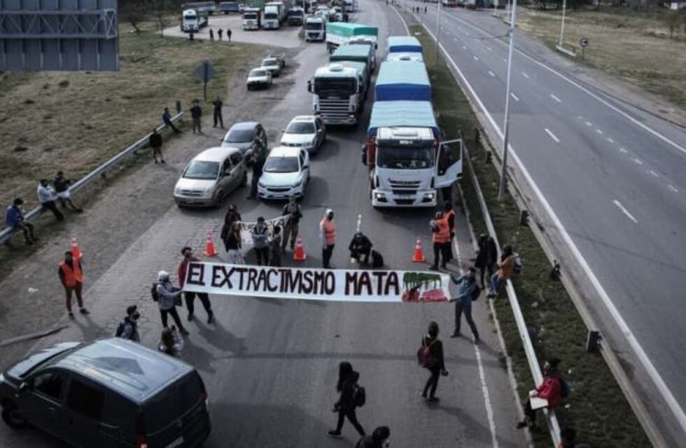 Realizaron doble corte de tránsito por incendios en islas frente a Rosario