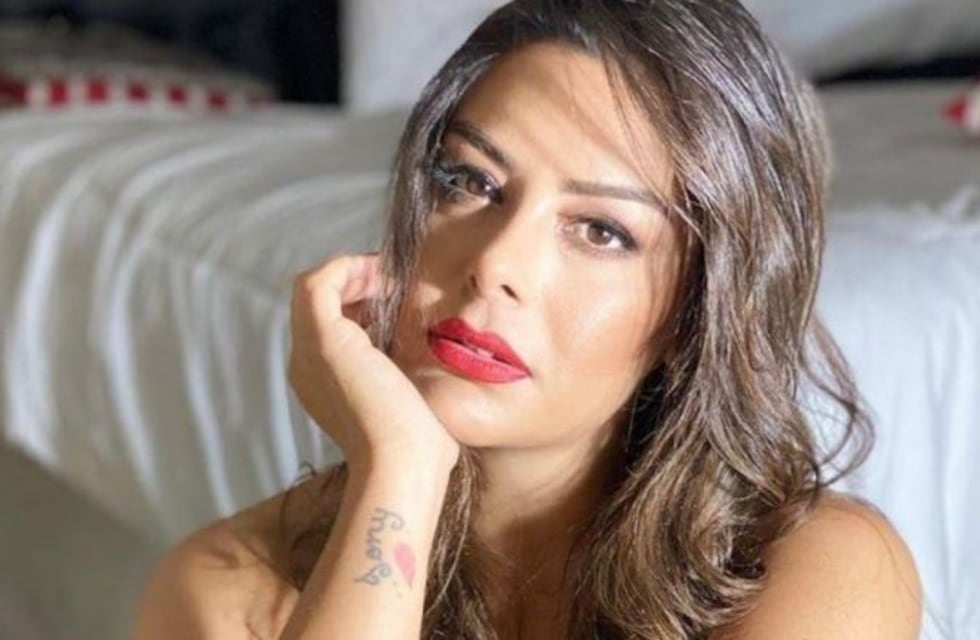 Larissa Riquelme posó con un traje de baño minúsculo y casi muestra de más