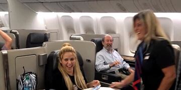 Una azafata le bailó en pleno vuelo el Waka Waka a Shakira\u002E