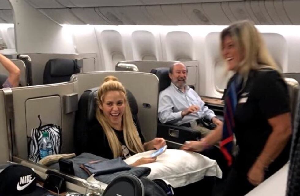 ¿Quién dijo que no le gustó? Video completo muestra a Shakira sorprendida y muy contenta por el Waka Waka de la azafata