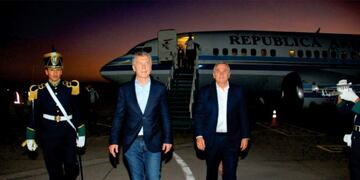 El presidente Macri llegó a Jujuy con el propósito de desarrollar este jueves una intensa agenda que incluye una reunión de gabinete e inauguraciones de obras, como las nuevas instalaciones del aeropuerto\u002E