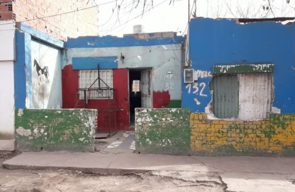 Una mujer denunció el hallazgo de un cadáver debajo de su cama y quedó detenida