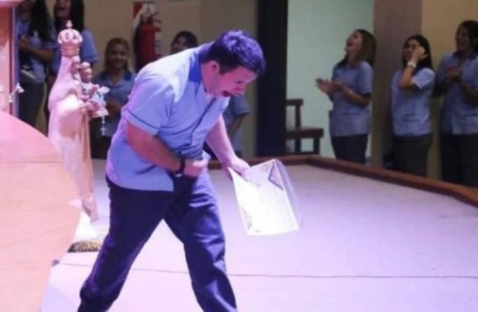 Saltando y ovacionado, así festejó un chico con Síndrome de Down que terminó el secundario