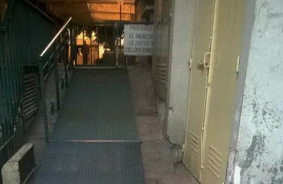 Quejas en un edificio céntrico por bloquear con candado la rampa de acceso
