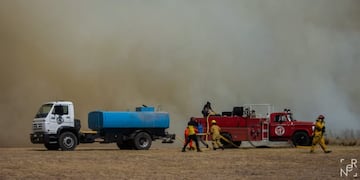 Focos activos y contenidos en las sierras cordobesas\u002E (Foto: Facebook / Bomberos Voluntarios de La Cumbre)\u002E