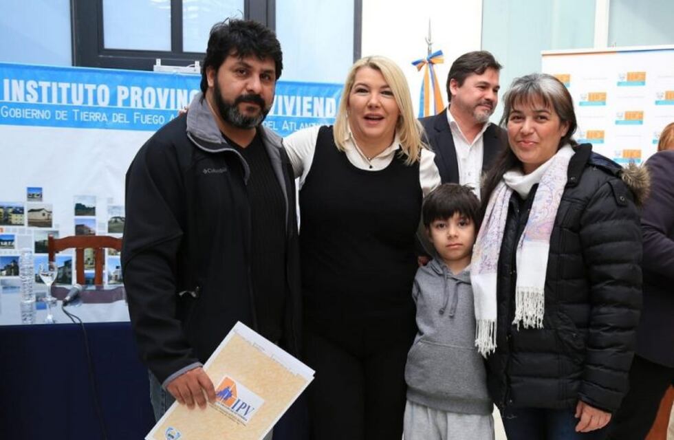 Río Grande: Bertone entregó 102 títulos de propiedad y escrituras de hipotecas