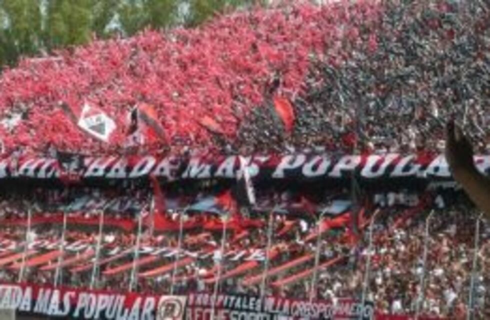 Nació leproso: el bebé que alienta a Newell's desde la ventana de su casa