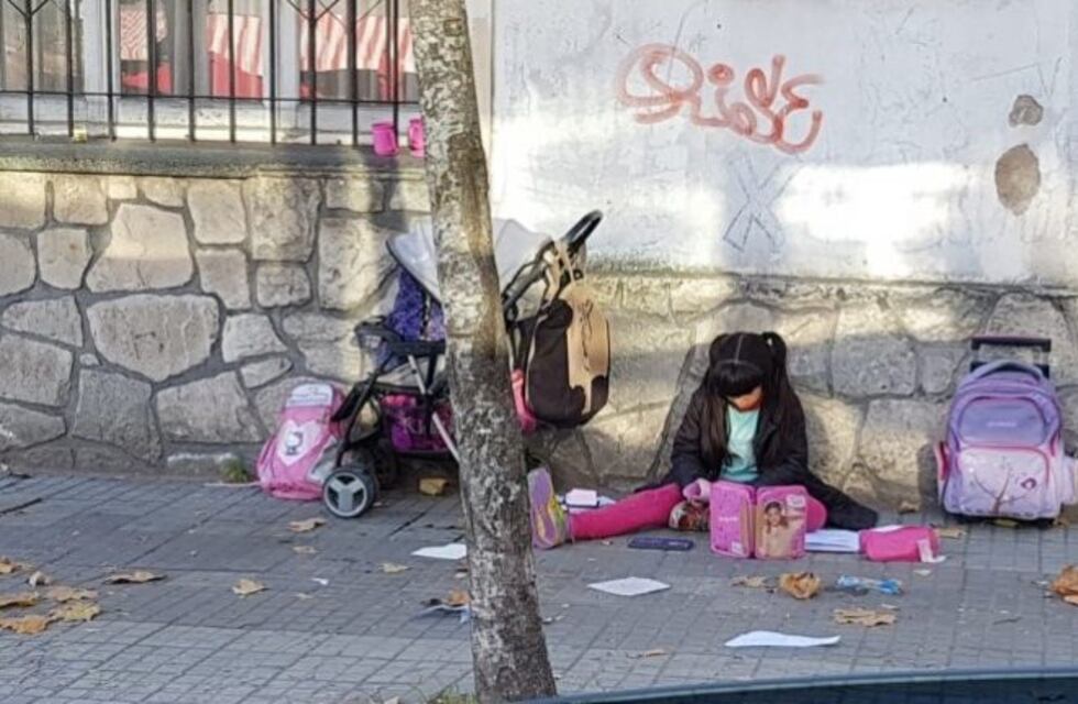 Nenas marplatenses hacen la tarea en la calle y su mamá cuenta el motivo