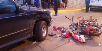 tres jovenes en moto