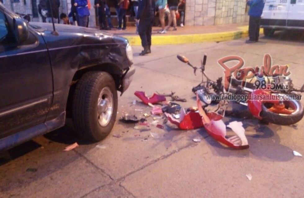 Tres jóvenes que iban en una moto chocaron con una camioneta
