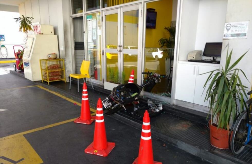 Motochoro asaltó una estación de servicios y en la fuga se "incrustó" en la vidriera
