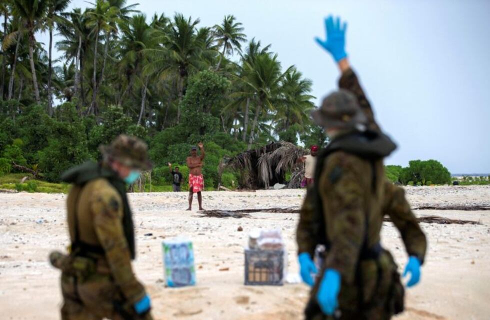 Rescatan a tres hombres de una isla desierta del Pacífico gracias a que habían escrito SOS en la arena