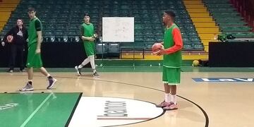 Cliff Tucker cumplió la primera práctica en los Verdes y debuta ante los salteños\u002E