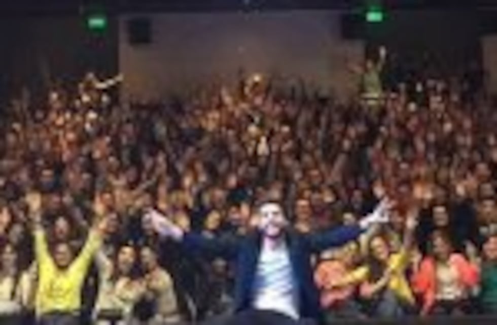 Juampi González se despide de Buenos Aires con su unipersonal en el Teatro Maipo