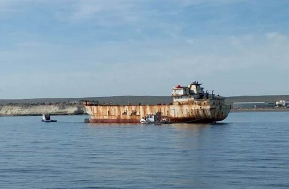 Hundieron un pesquero en Puerto Madryn para crear un arrecife artificial