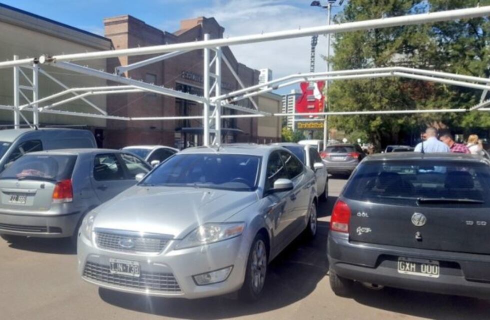 Sorprendieron a una pareja robando en el estacionamiento del Alto Rosario