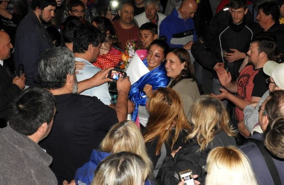 La flamante campeona mundial de boxeo,Jorgelina Guanini,  fue recibida por su pueblo