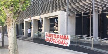 Los familiares dejaron expresada su voluntad de que queden en libertad los ocho policías de la Comisaría 3° de Sunchales acusados de torturas y encubrimiento\u002E Tendrán una oportunidad a finales de este mes\u002E (VíaRafaela)