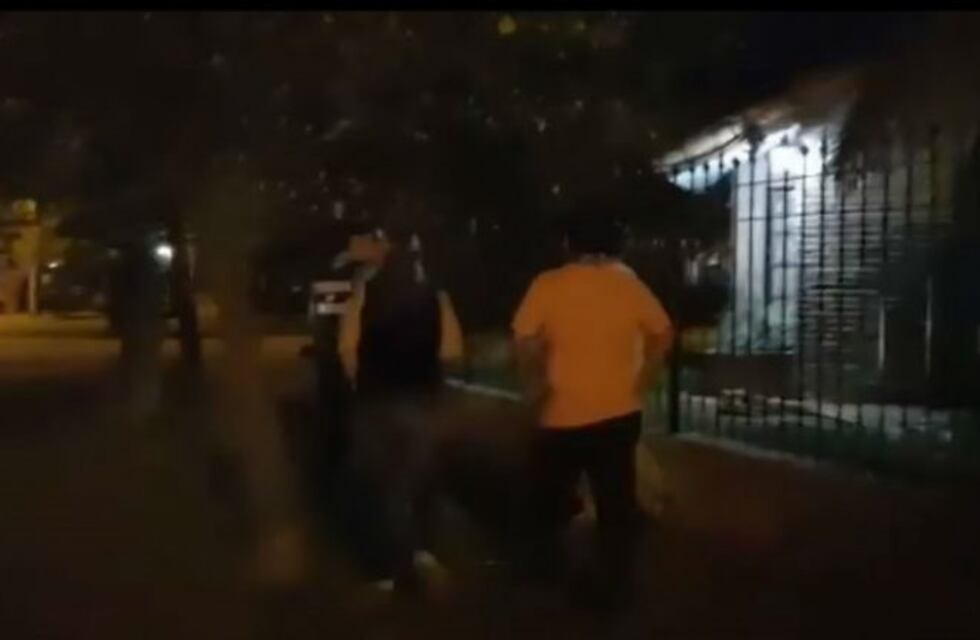 Vecinos de Colonia Caroya buscan delincuentes junto a la Policía