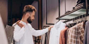 Cuál es la importante marca de ropa masculina que tiene descuentos del 40% en abrigos y camisas