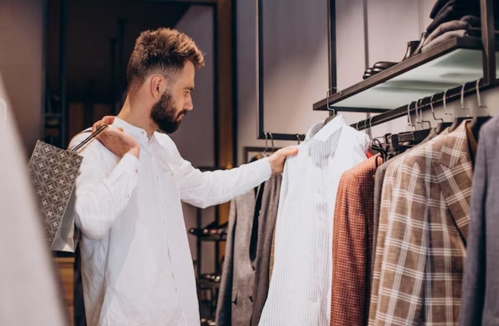 La importante marca de ropa masculina que tiene descuentos del 40% en abrigos y camisas