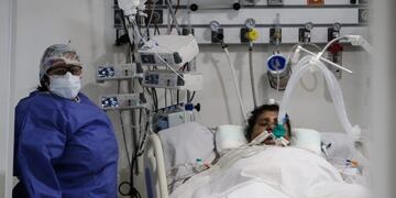 AME2339\u002E BUENOS AIRES (ARGENTINA), 19/10/2020\u002E- Personal de la Salud realiza un control a un paciente de la Covid-19, el 30 de septiembre de 2020, en un hospital de la provincia de Buenos Aires (Argentina)\u002E \u002E EFE/ Juan Ignacio Roncoroni TERAPIA INTENSIVA CASOS DEL DIA