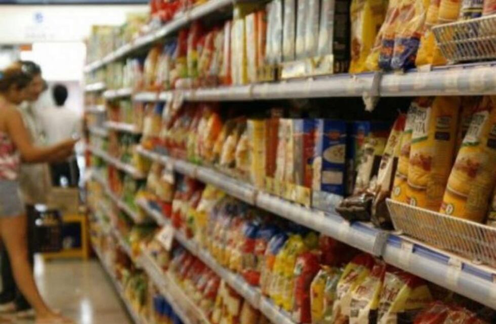 Grandes colas de personas en los supermercados