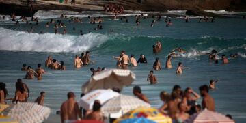 BRA04\u002E RÍO DE JANEIRO (BRASIL), 23/12/2018\u002E- Personas acuden a la playa de Ipanema en este domingo soleado y caluroso de verano, en Río de Janeiro (Brasil)\u002E EFE/Marcelo Sayão rio de janeiro brasil altas temperaturas gente bañandose en las duchas de la playa verano vacaciones sol dia soleado