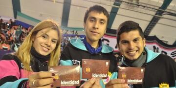 Alumnos con las estampillas escolares\u002E