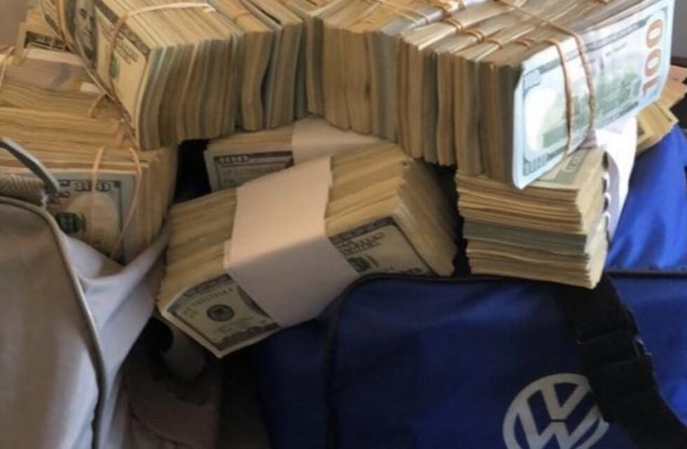 AFIP: Detectaron una red que traficaba información y descubrieron bolsos llenos de dólares