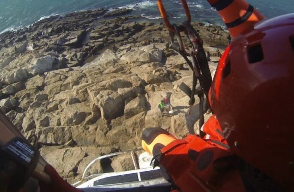 Rescataron a dos kayakistas que naufragaron y se enfrentaron a lobos marinos