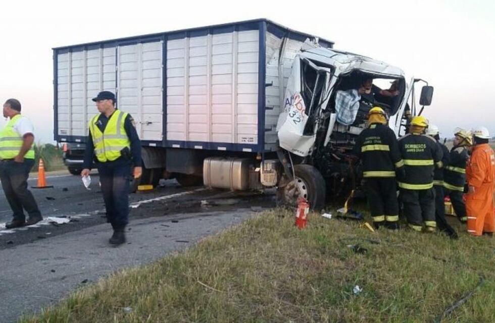 Demoras en la autopista Córdoba-Rosario por el choque de dos camiones