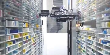 Robot en una farmacia de Alta Córdoba despacha los medicamentos y ha revolucionado al barrio\u002E