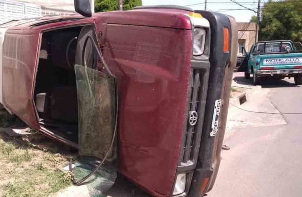 Vuelco tras el choque entre dos camionetas: no hay heridos