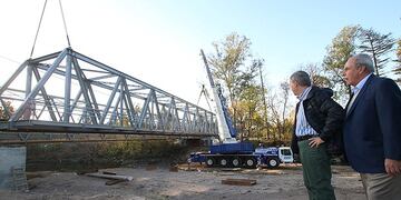 El nuevo puente sobre el barrio La Carolina es idéntico al emplazado por la Municipalidad en la otra mano\u002E
