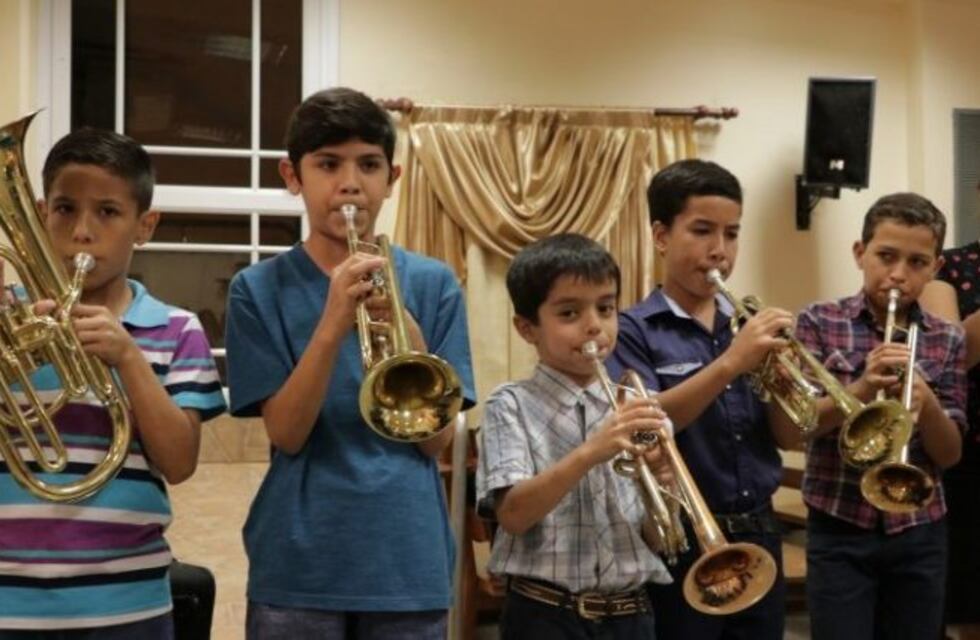 Passalacqua entregó instrumentos para una orquesta de Oberá