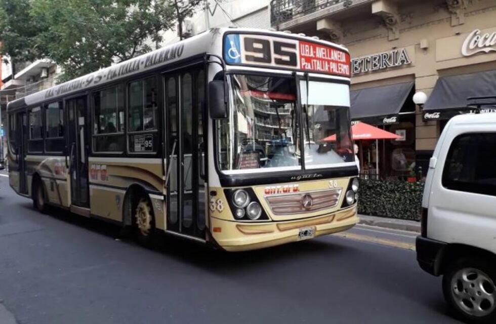 Un chofer de un colectivo enfrentó a dos ladrones que le quisieron robar a un pasajero