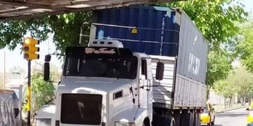 Un camión con un contendor no pudo pasar por debajo del puente en Godoy Cruz\u002E