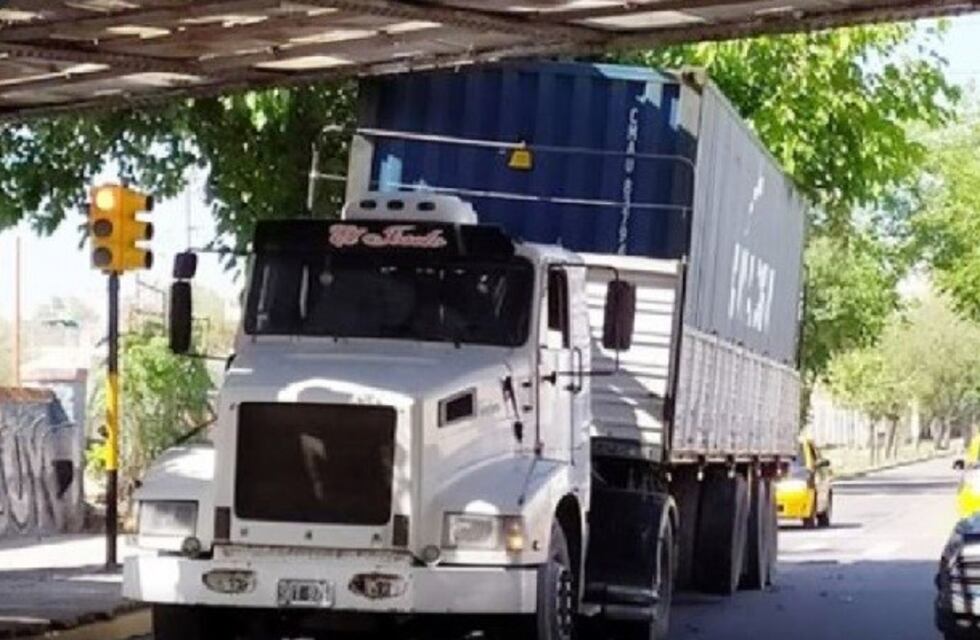 Un camión con un contenedor quedó atascado debajo del puente en Godoy Cruz