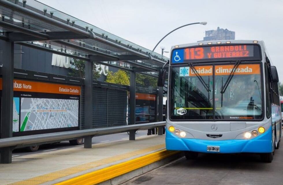 Un hombre fue detenido tras rehusarse a pagar el boleto y provocar daños en un colectivo