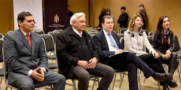 Junto al Gobernador, estuvieron: secretaria General de la Gobernación, Dra\u002E Matilde O`Mill; ministra de Educación, Ciencia y Tecnología, Dra\u002E Mariela Nassif; subsecretario de salud, Dr\u002E Cesar Monti y secretario de Ciencia y Tecnología, Ing\u002E Adrián Suarez\u002E Foto gentileza Diario Panorama