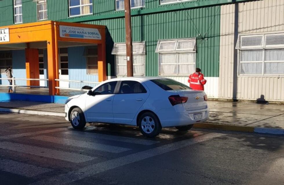 Un automóvil embistió a un peatón, frente al Colegio Sobral
