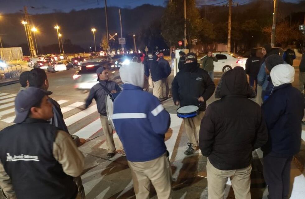 Empleados de Minetti protestan frente a la planta por falta de pagos