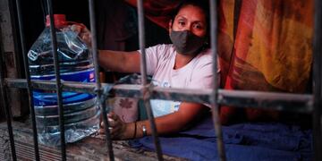 AME838\u002E BUENOS AIRES (ARGENTINA), 18/05/2020\u002E- Una mujer reclama por agua potable desde la ventana de su casa en el barrio 31 de la ciudad de Buenos Aires (Argentina), uno de los lugares con mas casos de COVID-19 positivos en el país\u002E El comité de crisis del barrio Mugica de Buenos Aires, una de las villas miseria más antigua y grande de la capital argentina, denunció este lunes que los vecinos viven una \