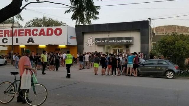 Frente a la clínica\u002E