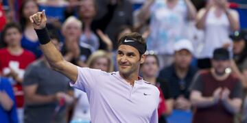 Roger Federer of Switzerland acknowledges the spectators after defeating Yuichi Sugita of Japan during their men's singles match on day one of the Hopman Cup tennis tournament in Perth on December 30, 2017\u002E / AFP PHOTO / TONY ASHBY / --IMAGE RESTRICTED TO EDITORIAL USE - STRICTLY NO COMMERCIAL USE--
