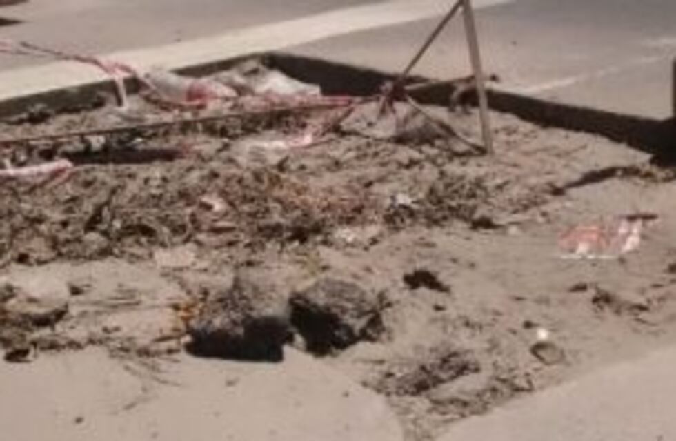 Luego de una obra se formó un gran bache en la calle
