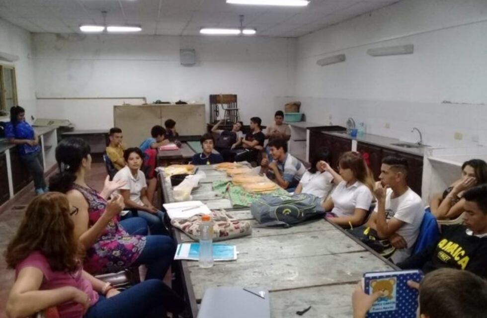 Escuela secundaria para alumnos que trabajan: refrigerio y guardería